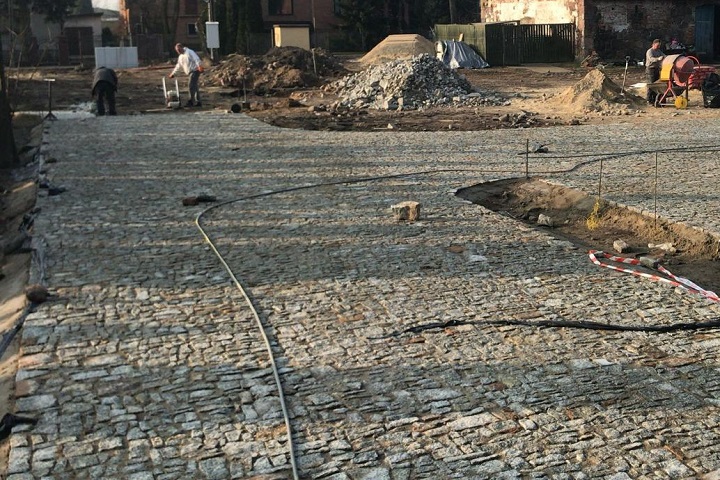Układanie kostki granitowej z naturalnego kamienia granitowego na podjeździe