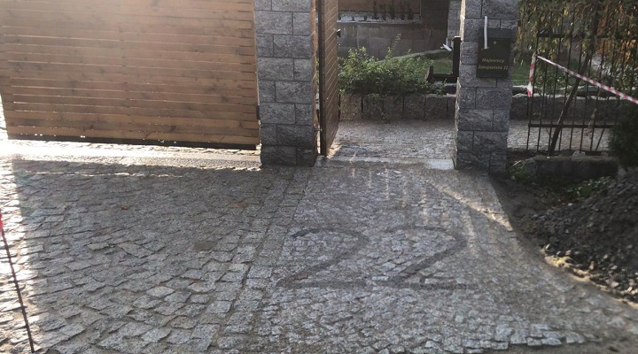 Podjazd i wejście do domu ułożone z kostki granitowej o różnych rozmiarach