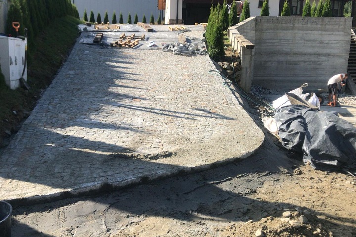Podjazd z kostki granitowej przy domu na wzgórzu