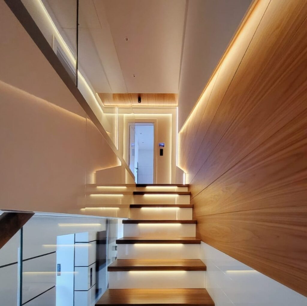 luksusowe nowoczesne designerskie wnętrze klatka schodowa
