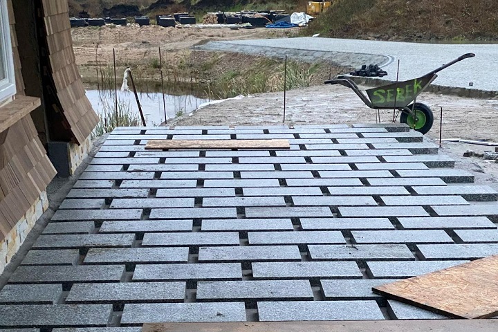 płytki granitowe na tarasie fugowane