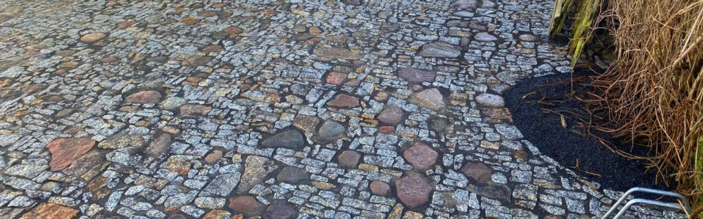 parking wyłożony kolorowym granitem i kamieniem naturalnym