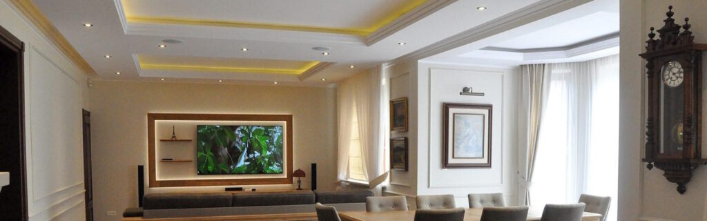 nowoczesne_luksusowe_wnetrze_salon_jadalnia_obrazy_podswietlenie